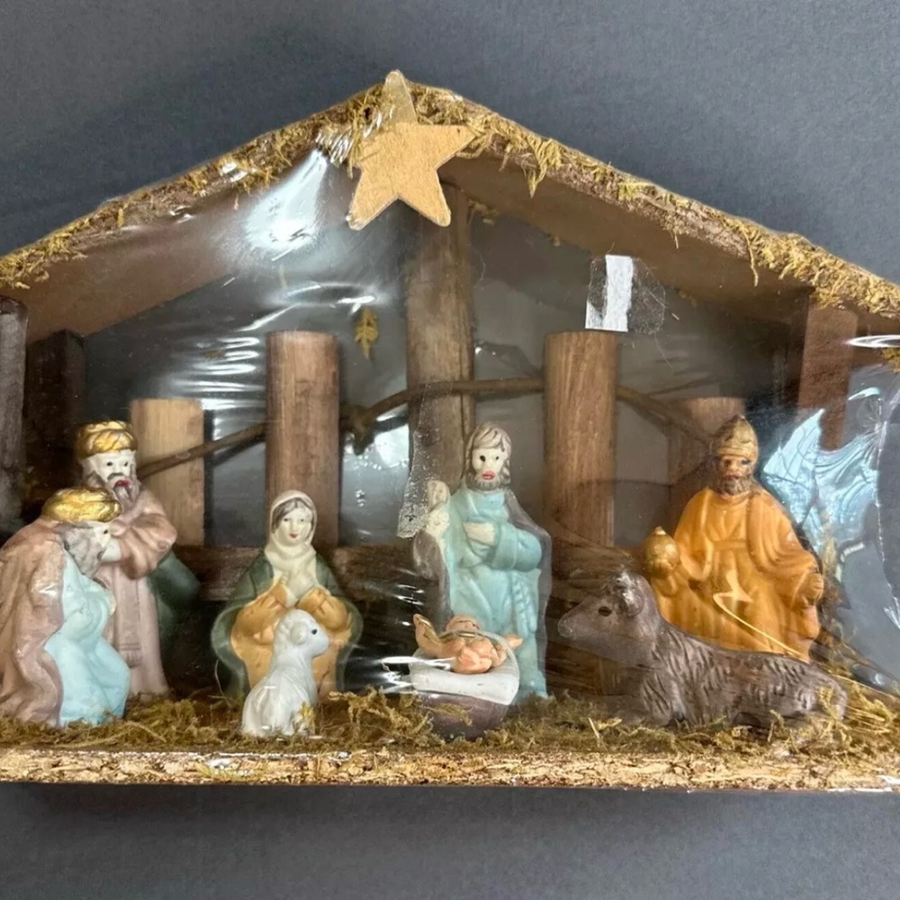 Nativity Set Wooden Crèche All-In-One Ceramic Figurines 7 x 11 New In Package